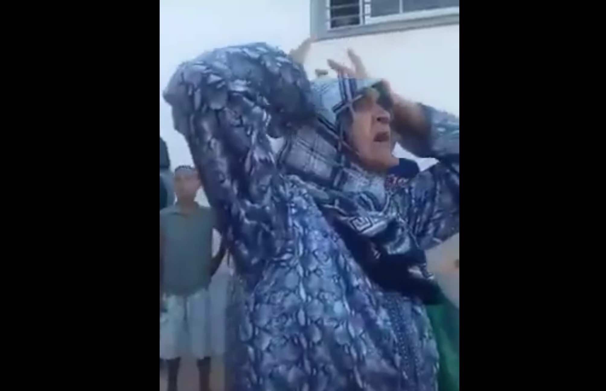 مسنة ترثي العتابي بطريقة تدمي القلب: اذهب للجنة..والله يتولى الطغاة! - فيديو