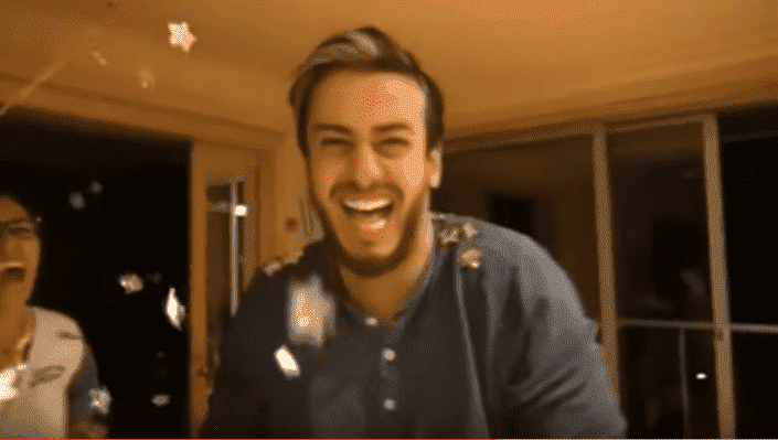 سعد لمجرد يتلقى مفاجأة من أصدقائه في باريس ويحتفل بطريقة طريفة - فيديو