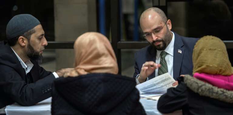 مسلمة أمركية تحصل على 85 ألف دولار بعد نزع حجابها من طرف الشرطة