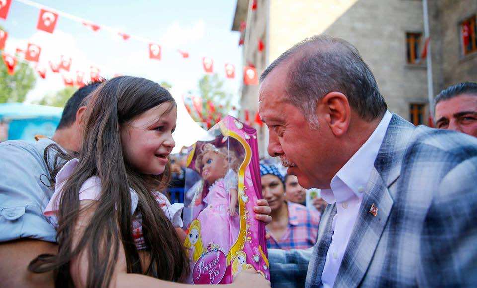 أردوغان يدخل بين الحشود لمعانقة طفلة تبكي وتهتف باسمه - صور