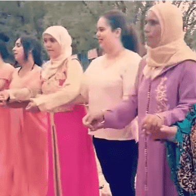سكينة درابيل ترقص "أحواش" في حفل زفاف صادفته - فيديو