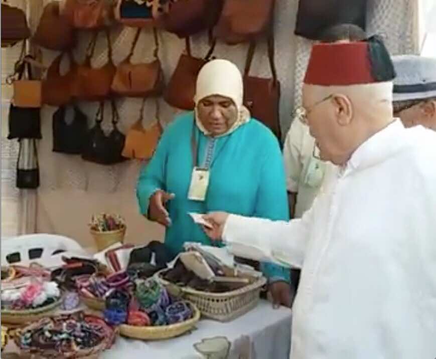 رئيس مجلس الحوز يوزع "حزمات الفلوس" على المواطنين - فيديو!