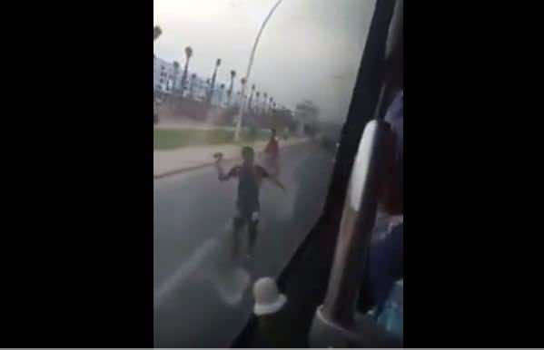 "السيبة" في أكادير..شباب يحاصرون "طوبيس" ويقذفون الركاب بالحجارة!- فيديو