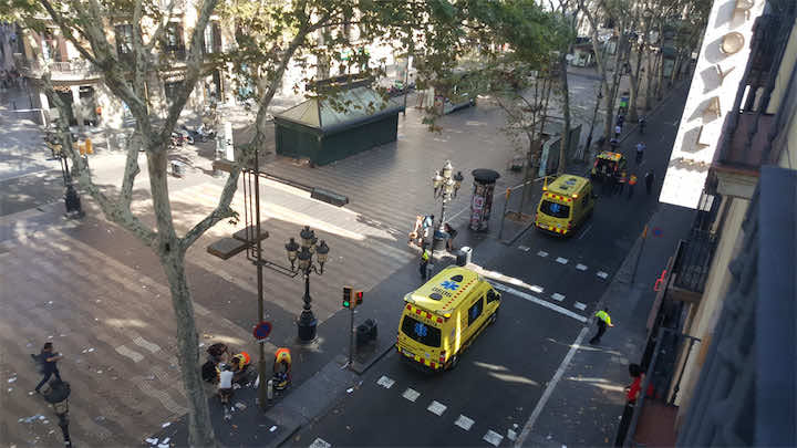 مغاربة أصيبوا بالرعب من حادثة برشلونة ولا أخبار عن جنسيات الضحايا