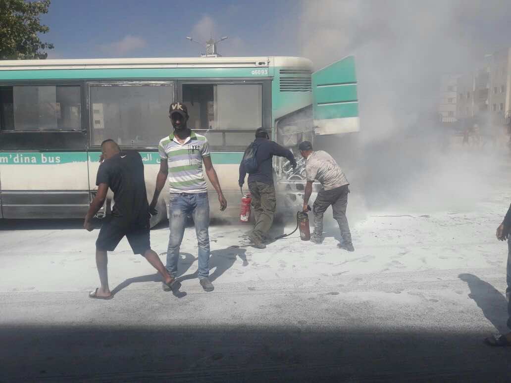 عاجل.. النيران تلتهم حافلة بالبيضاء و18 عبوة إطفاء للسيطرة على الحريق - فيديو /صور