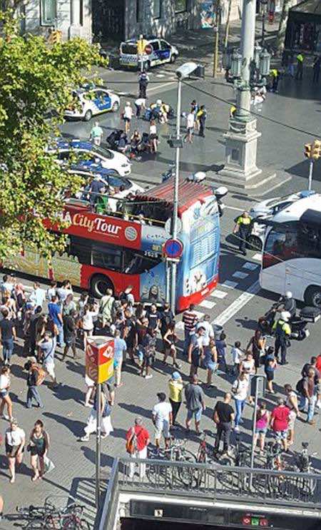 شرطة برشلونة تصف حادث الدهس بـ"الإرهابي" وتكشف : 12 قتيلا على الأقل - فيديو