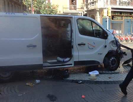 حادث "الدهس" ببرشلونة.. سقوط أكثر من 20 جريحا ومسلحين يطلقون النار