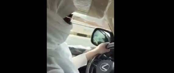 سعودية تتنكر في لباس الرجال لكي تتمكن من قيادة سيارة