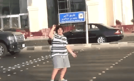 السعودية تعتقل صبيا ظهر في فيديو يرقص على أغنية "مكارينا"