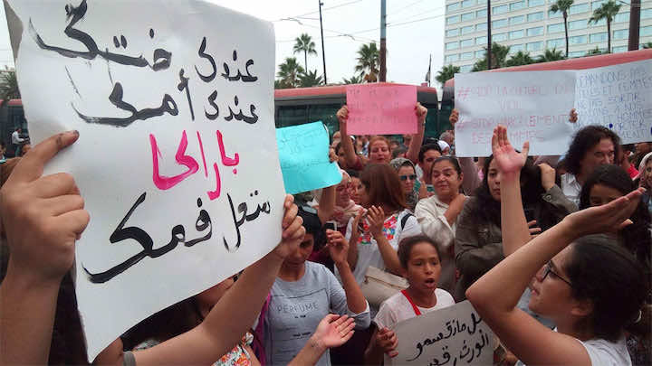 "ضحية الطوبيس" تخرج نشطاء للاحتجاج بشعار "اش هاد السيبة"!!- صور