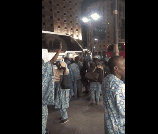 حجاج يحتفلون بوصولهم إلى المدينة بالرقص والابتهالات - فيديو