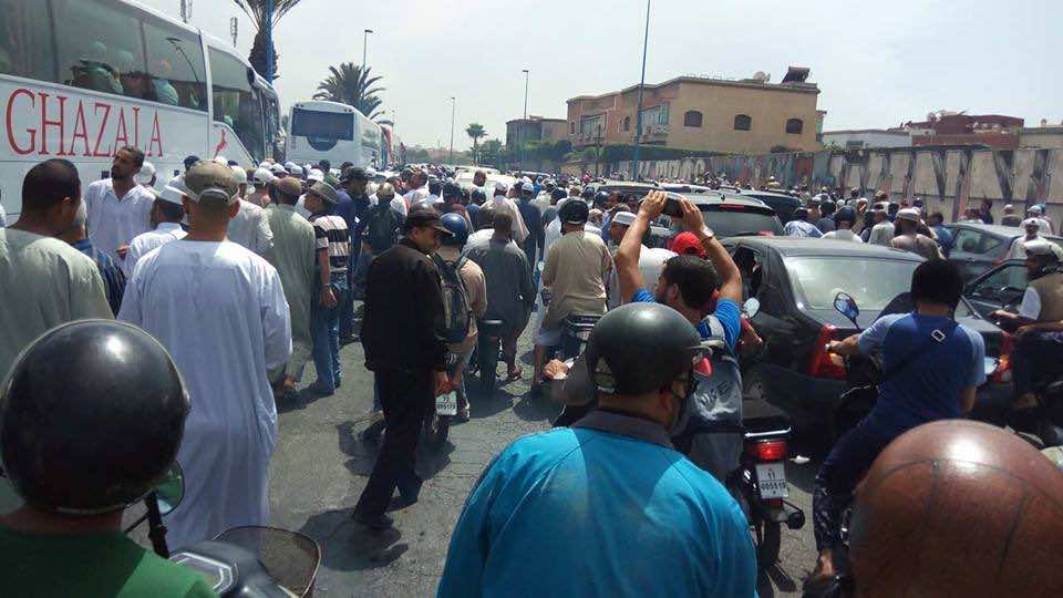 موكب جنائزي مهيب لزحل يملأ شوارع البيضاء..والأمن يتدخل- صور