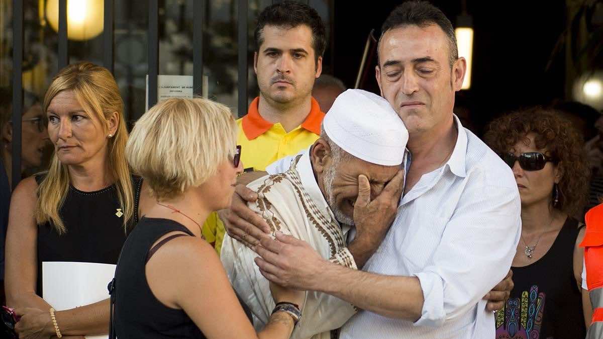 والد طفل قتل في هجوم برشلونة يعانق إمام مسجد: لا أريد أن يخاف المسلمون- فيديو