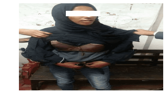 إيقاف شاب يتخفى في زي النساء لسرقة الأطفال-صور