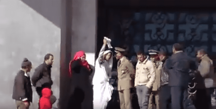 مواطن يحتج على الرباح مرتديا "الكفن"-فيديو