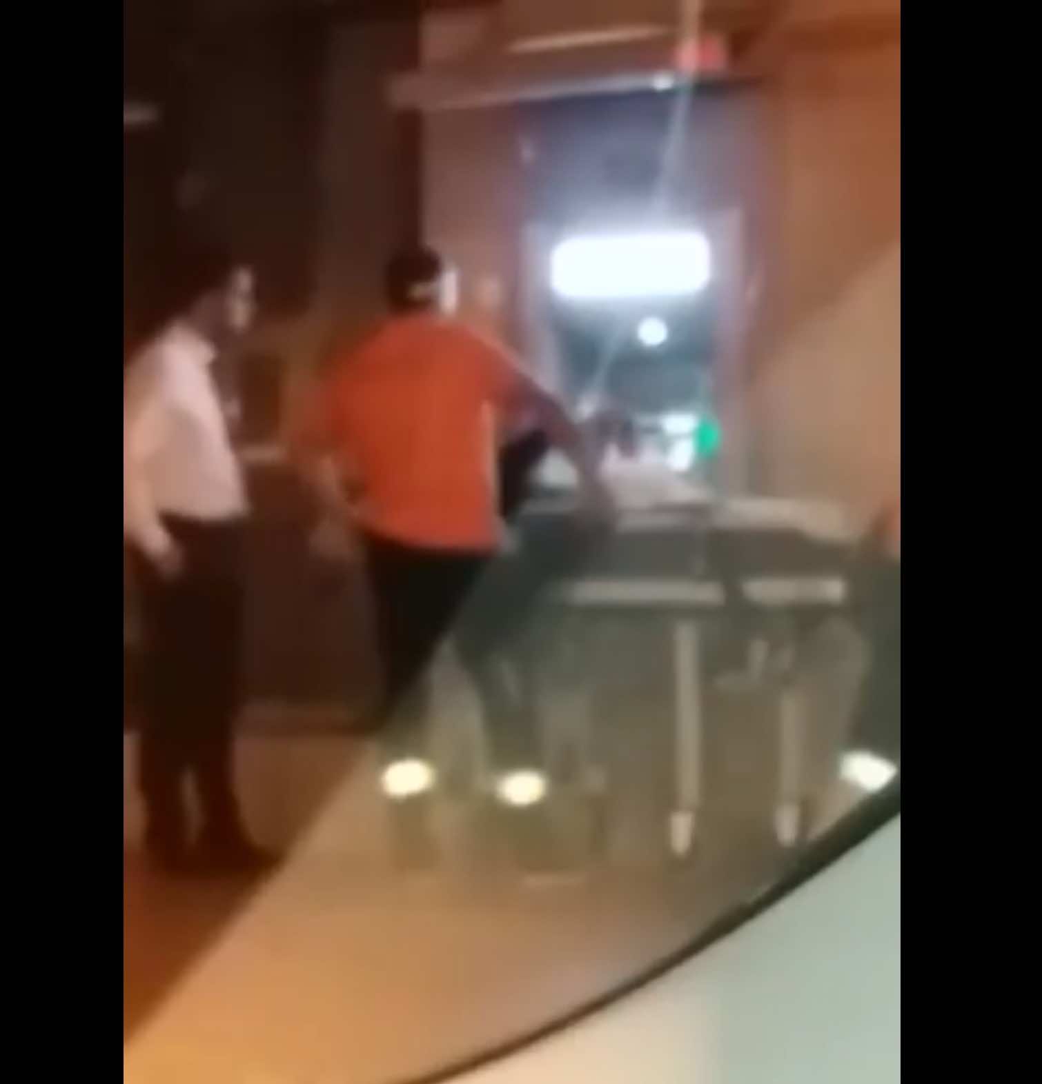 فضيحة.. سيارة إسعاف تنزل مريضا بسريره لسحب نقود العلاج من شباك اوتوماتيكي - فيديو