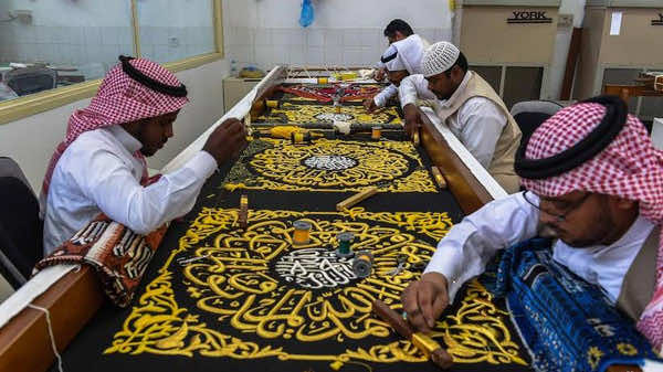 السعودية تحافظ على صناعة كسوة الكعبة بجيل جديد من الصناع