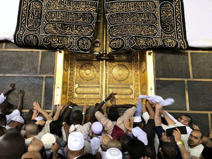 كسوة الكعبة تتزين بخيوط الذهب والفضة بقيمة 6 مليون دولار - صور