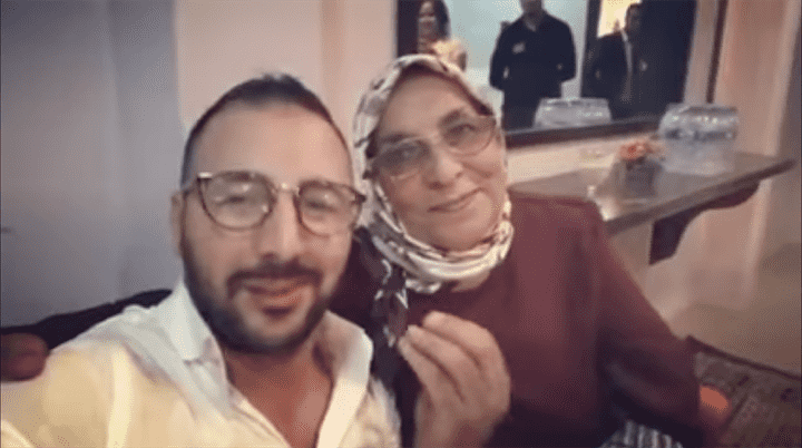 إيكو يلتقي أستاذته في الإعدادي ويقوم بتقبيل رأسها-فيديو