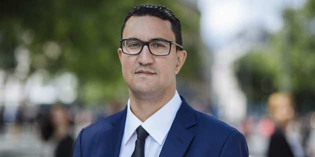 برلماني فرنسي من أصل مغربي يعنف مسؤولا بـ »كاسك » دراجته النارية
