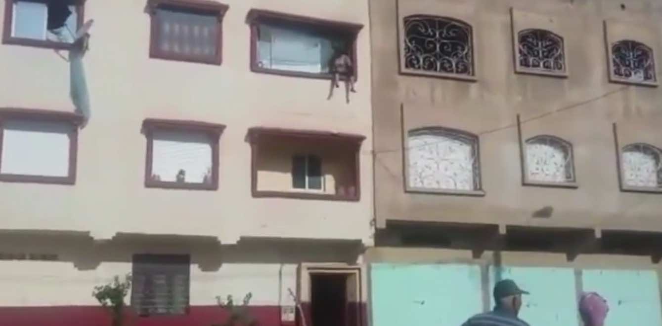 مأساة..خلاف حول "الحضانة" وراء رمي أم لابنتها من النافذة بالحاجب