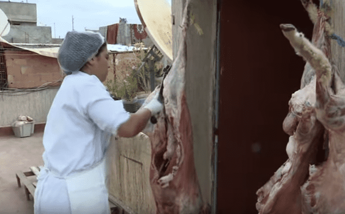 فاطمة الزهراء.. أول امرأة جزارة في المغرب تطمح لمحل كله نساء -فيديو