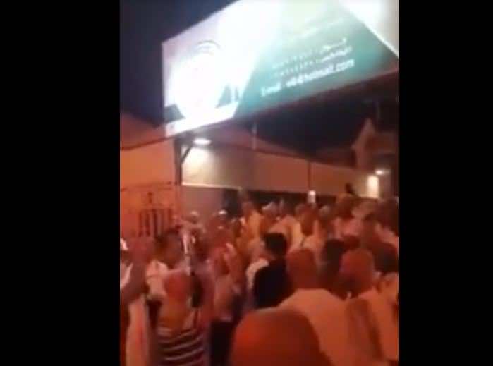 فضيحة..حجاج مغاربة مشردون بمنى..جوع وعطش واحتجاج!- فيديو