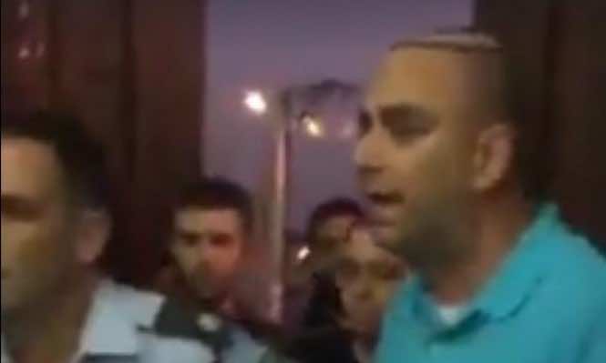 مطالبات باستقالة رئيس بلدية إسرائيلي اقتحم المسجد لمنع إقامة صلاة العيد -فيديو