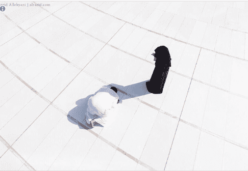 الصورة الأروع في موسم الحج هذا العام..تصرف إنساني من زوجة تجاه زوجها