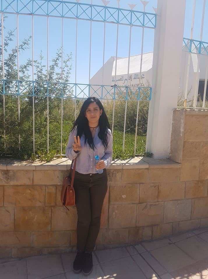 "سيليا" تعتصم أمام عمالة الحسيمة من أجل "الباسبور"- صورة