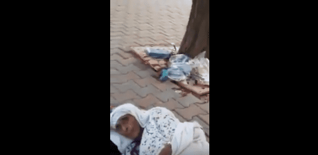 مشاهد مؤلمة لمسنين مغاربة في الحج..المرض والتشرد!- فيديو