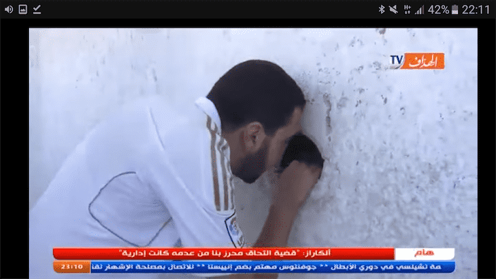 "جحر" لبيع تذاكر مباراة دولية بالجزائر يثير السخرية في العالم- فيديو