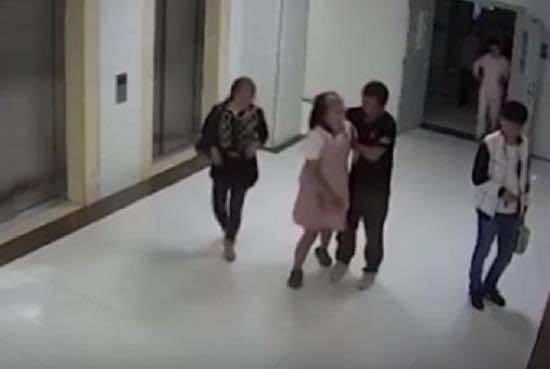 بعدما رفضت عائلتها توليدها بـ"قيصرية".. امرأة تنتحر لتخليص نفسها من ألم الولادة -فيديو-