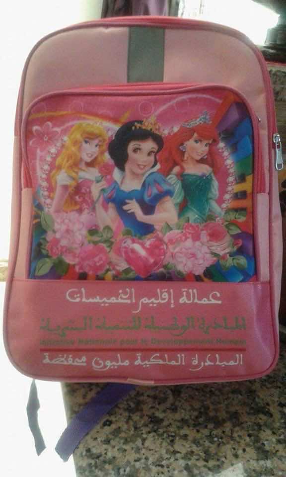 الدولة توزع محفظات على أبناء الفقراء و"تشهر" بهم..موجة غضب على الإهانة!- صورة