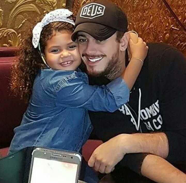 لمجرد يلتقي معجباته في باريس - صور