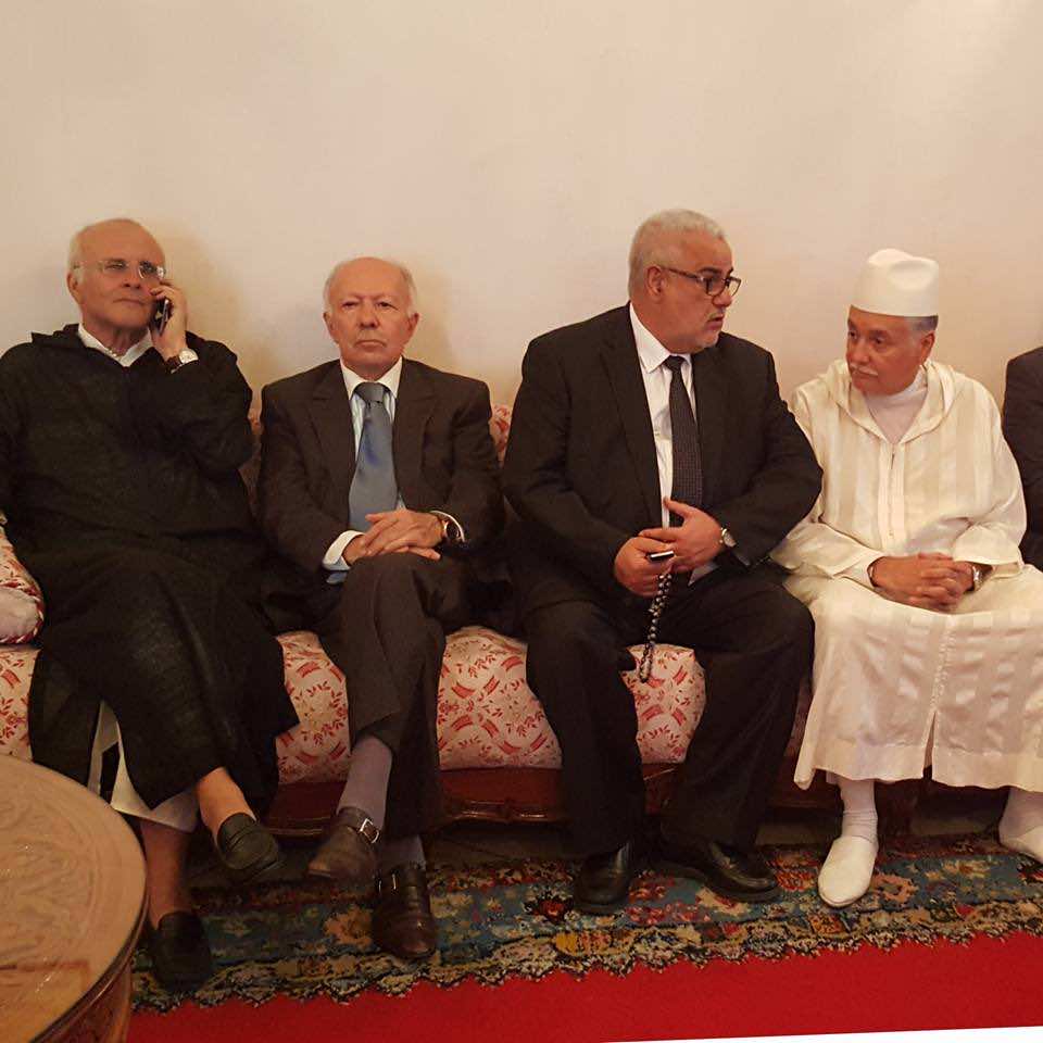 منذ مشاروات تشكيل الحكومة.. بنكيران يلتقي بنعبد الله في عزاء وفاة والدته - صور