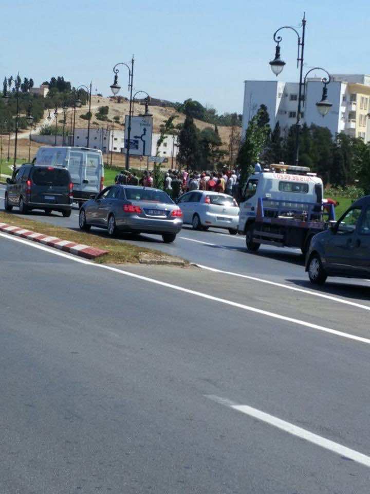 عاجل.. عشرات المحتجين يقطعون حركة السير بطنجة -صور