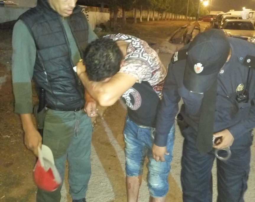 القبض على "حمال" مزيف يسرق التجار تحت التهديد بالأسلحة البيضاء - الصورة