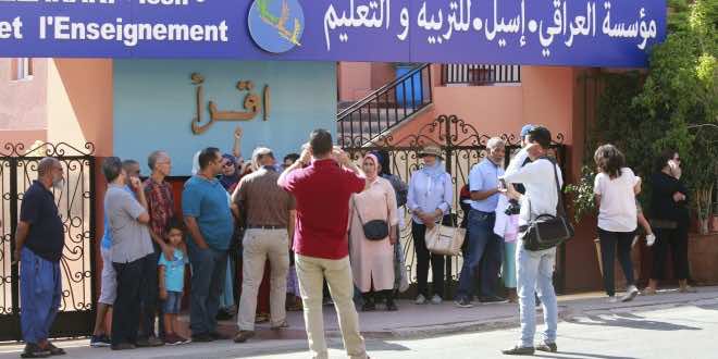 مدرسة تجبر التلاميذ على شراء "طابليات" من توقيعها..والآباء يحتجون- فيديو