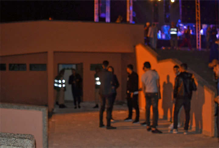 سابقة.. منظمو مهرجان يحتجزون الفنان موسكير داخل "مرحاض"!