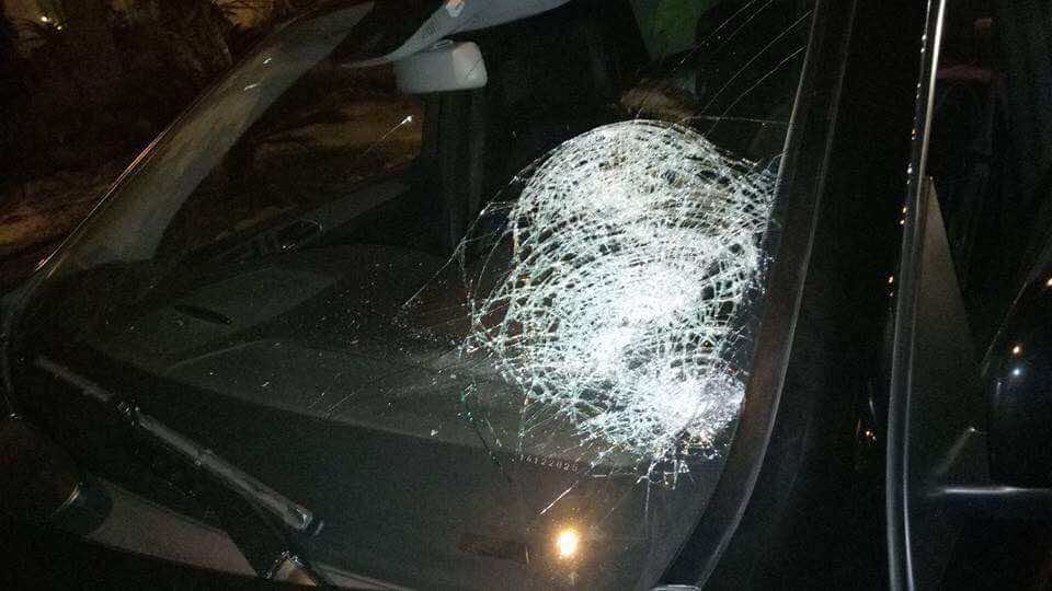 على الطريق السيار.. هجوم بالحجارة على سيارات ضمنهم سيارة دبلوماسية! - صور