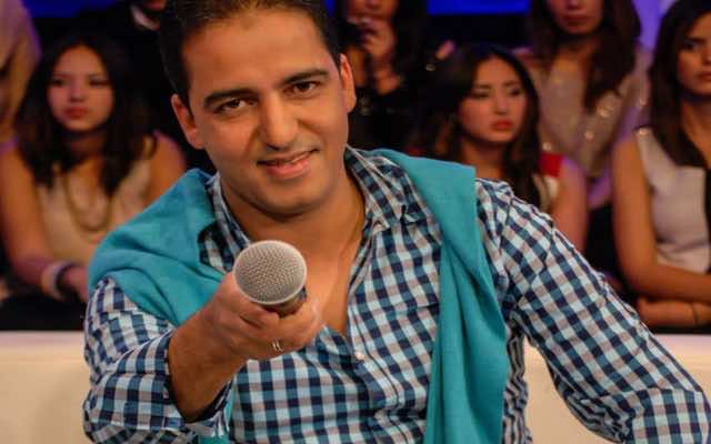 الكوميدي جواج يحلق ذقنه داخل سيارته وسط الشارع - صور