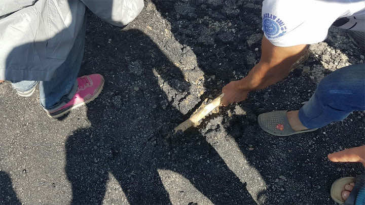 فضيحة جديدة في الحسيمة.. "زفت" مغشوش في الشوارع - فيديو