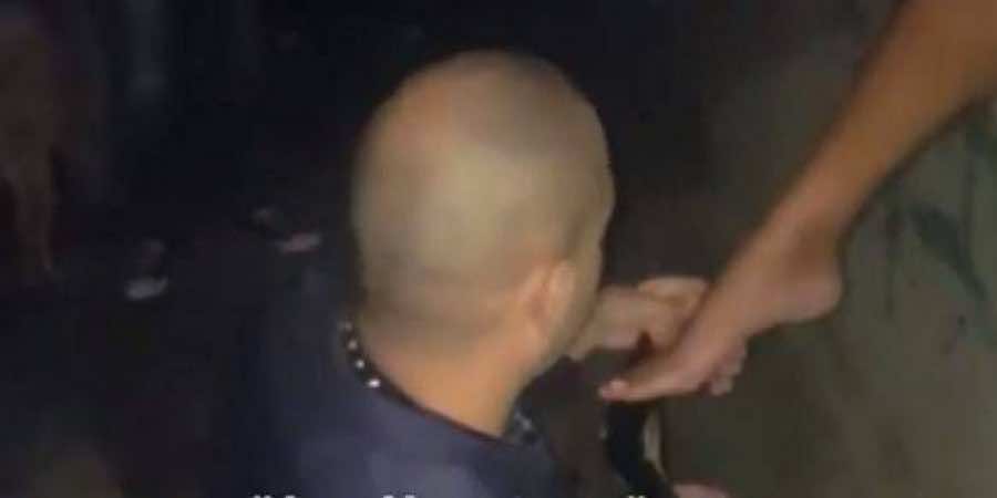 فيديو فضائحي في لبنان.. جرته بسلسلة بين الناس