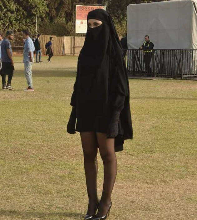 هذه قصة "فتاة البرقع بساقين عاريتين" – صورة