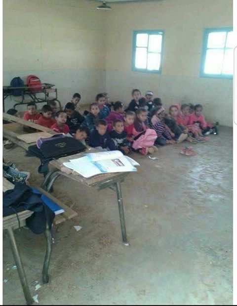 فضيحة .. تلاميذ يفترشون أرضا متسخة وسط قسم بدون طاولات