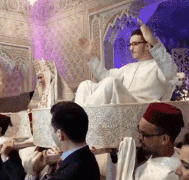 أسامة بنجلون يتزوج ويرقص فوق العمارية - فيديو