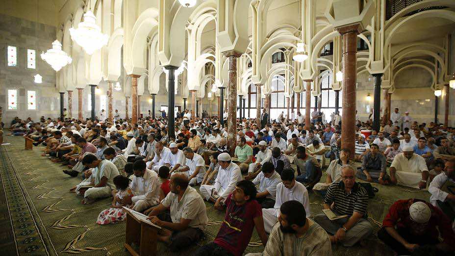 حكومة كتالونيا تطرق باب المساجد لـ"استقطاب" 500 ألف مغربي