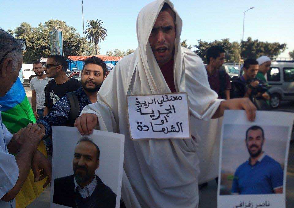 نشطاء يحتجون أمام استئنافية البيضاء تزامنا مع محاكمة رفاق الزفزافي