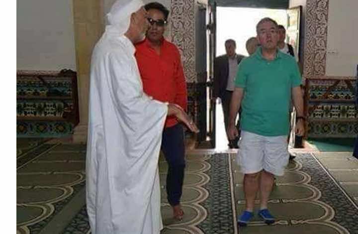 "سفير بريطانيا بالجزائر يثير الجدل بدخوله مسجدا بـ"شورت